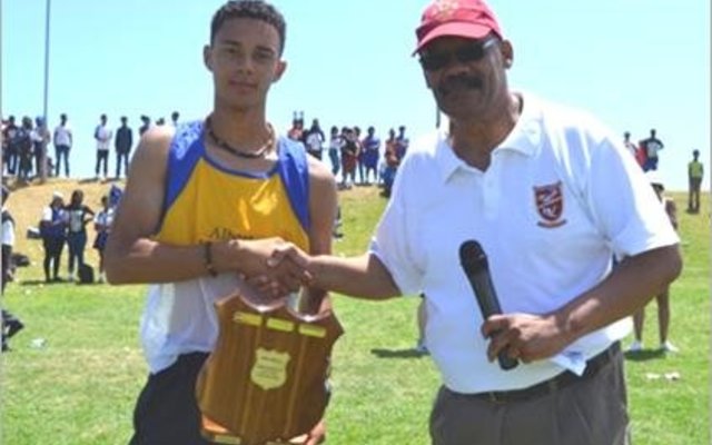 Mnr Wilson oorhandig die SWAMGA skild aan Albert Myburgh se spankaptein